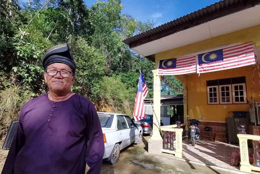 Syed Nor berada di laman rumahnya di Kampung Raja, Tepuh di Kuala Nerus yang dihias dengan lebih 30 bendera.