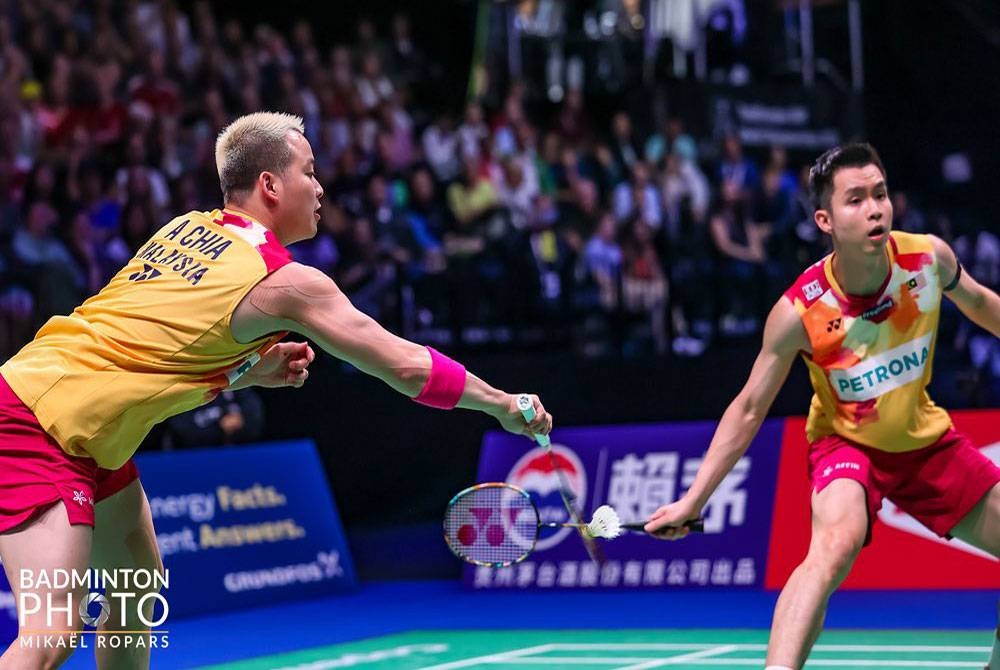 Aaron (kiri) dan Wooi Yik terpaksa berpuas hati dengan pingat gangsa setelah tewas kepada pasangan Korea Selatan dalam aksi separuh akhir Kejohanan Badminton Dunia di Denmark pada Ahad. - Foto Badminton Photo