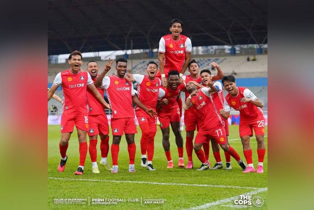 Para pemain PDRM ketika perlawanan berintensiti tinggi menentang Penang FC. - Foto PDRM