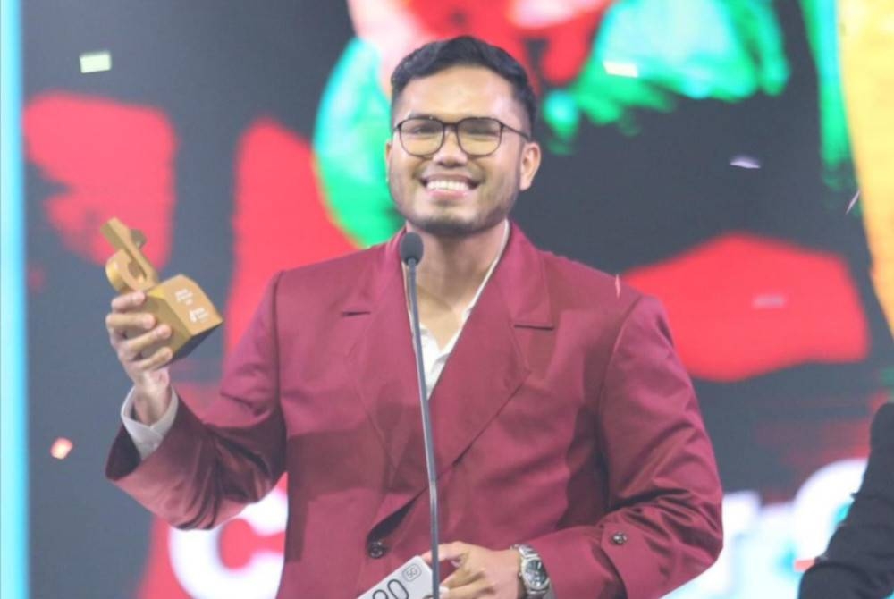 Khairul Aming ketika berucap selepas dinobatkan pemenang Creator Of The Year di Tik Tok Award 2023. Foto: FB TV3