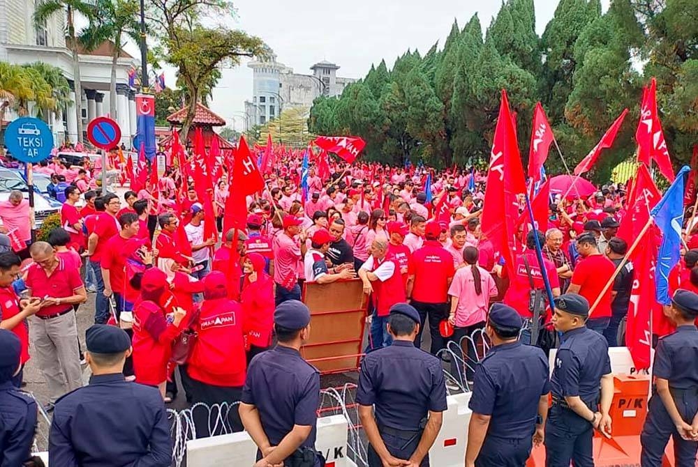 Kesemua parti serta kumpulan penyokong agar menghormati antara satu sama lain. - Gambar hiasan