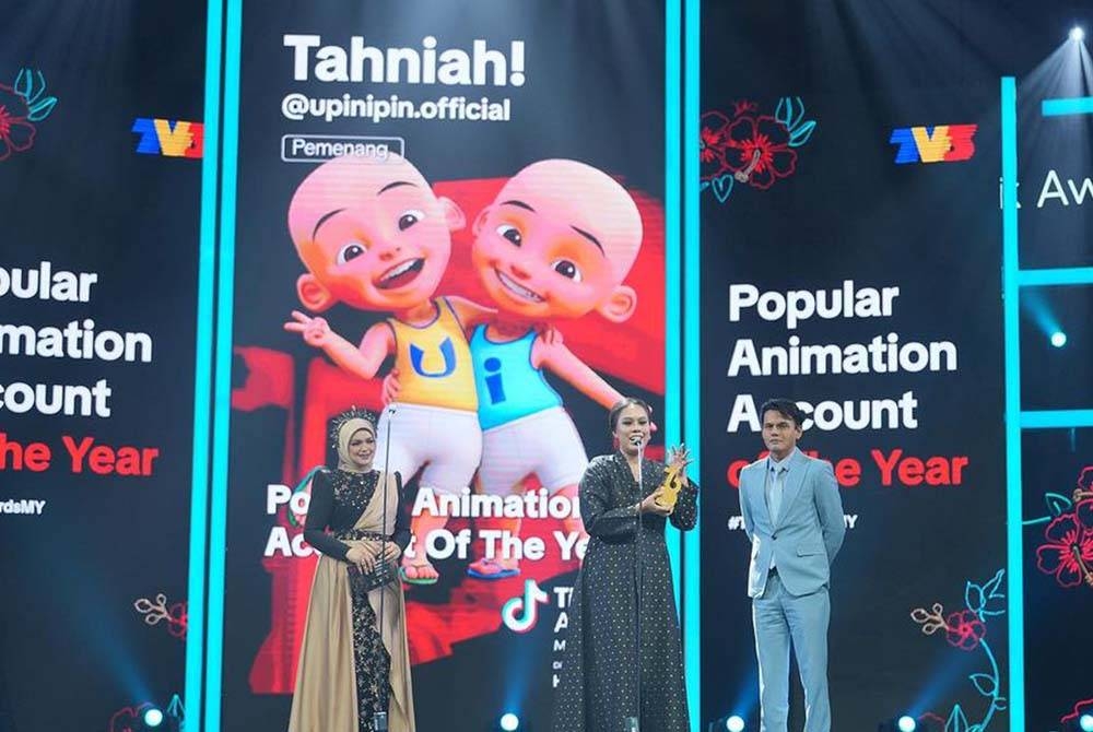 Upin & Ipin memenangi kategori Popular Animation Account of The Year di Anugerah Tiktok Malaysia 2023 yang berlangsung di Pusat Pameran dan Perdagangan Antarabangsa Malaysia (MITEC), Kuala Lumpur pada Ahad. - Foto Instagram @upinipinofficial.