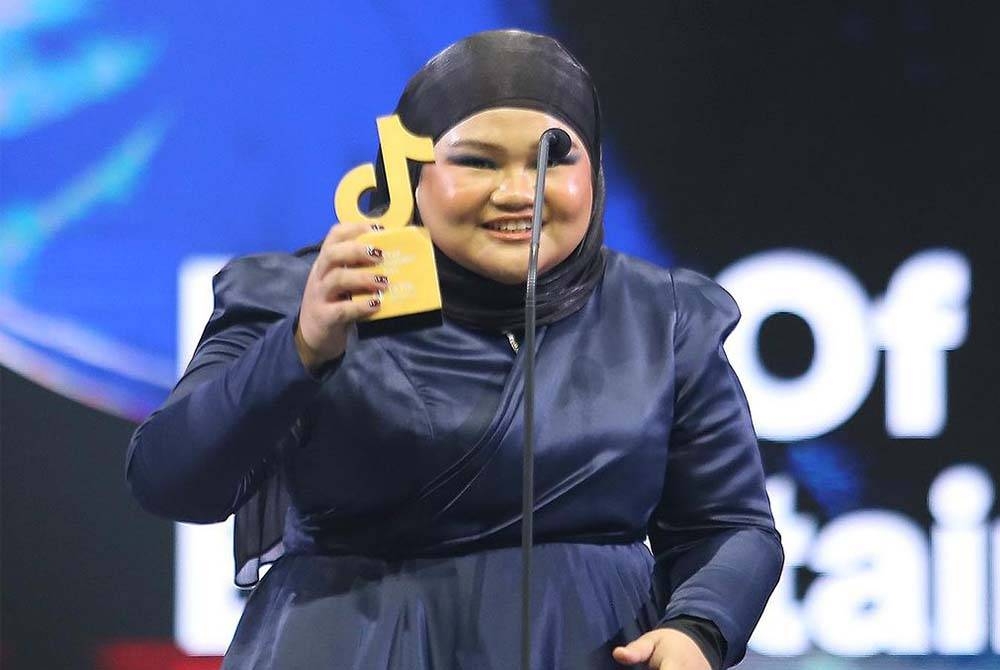 Eiqa Maleq memenangi Anugerah TikTok Malaysia 2023 bagi kategori Best of Entertainment. - Foto Instagram TV3 Malaysia