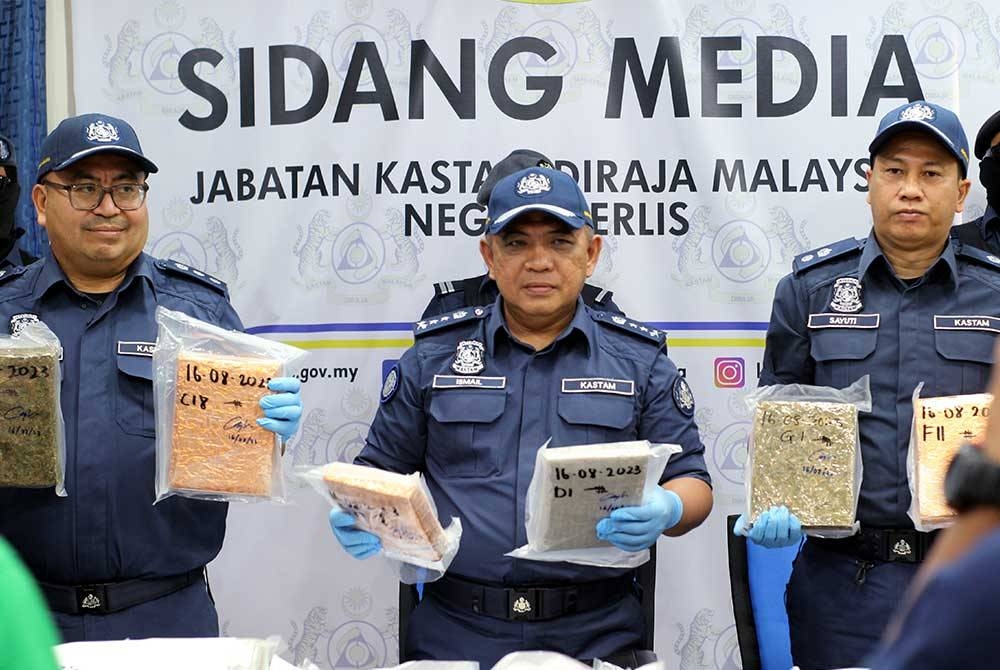 Ismail menunjukkan sebahagian daripada 150 kilogram dadah jenis ganja yang dirampas menerusi serbuan Rabu lepas. - Foto Bernama