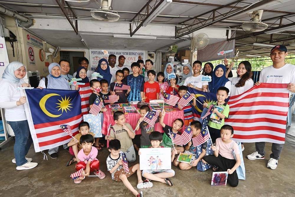 Para sukerelawan bersama anak-anak Pertubuhan Rumah Anak Yatim Berkat Kasih pada program Sesama Mara yang diadakan baru-baru ini.