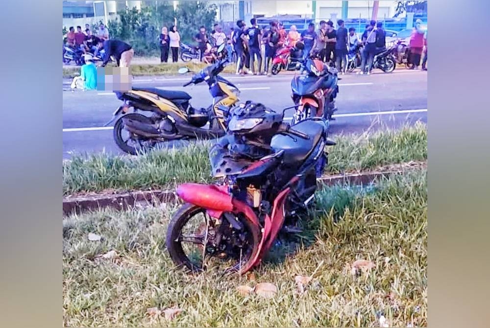 Keadaan motosikal kedua-dua mangsa yang terbabit dalam kemalangan maut di Jalan Industri Kilang Berapi, Merlimau, Melaka pada petang Ahad.