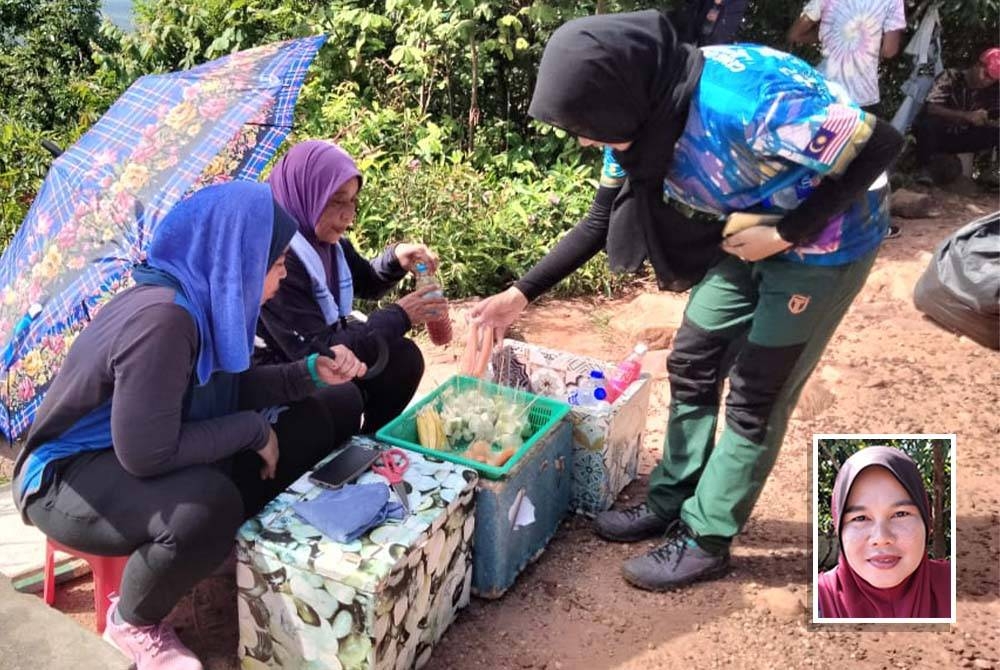 Zaiton (duduk, kiri) bersama Noor Azni melayan pelanggan yang juga pendaki Bukit Panau. Gambar kecil: Noraini