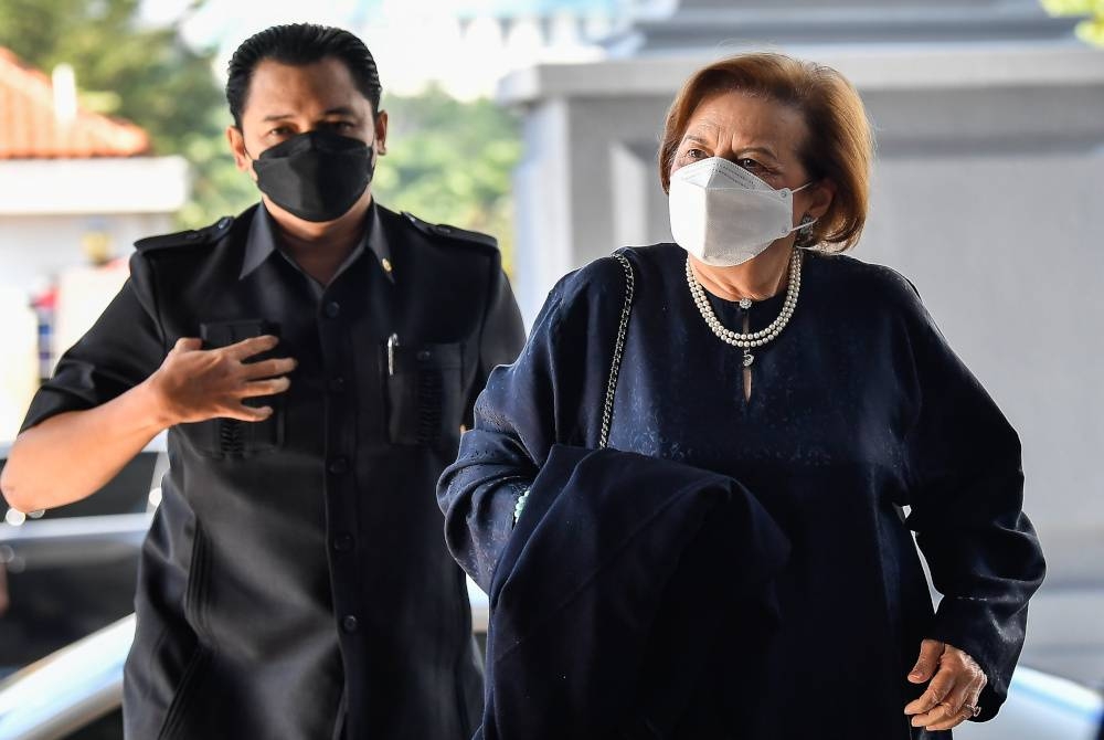 Zeti (tengah) hadir bagi memberi keterangan dalam perbicaraan kes 1Malaysia Development Bhd (1MDB) melibatkan bekas Perdana Menteri Datuk Seri Najib Tun Razak di Mahkamah Tinggi hari ini. Foto Bernama