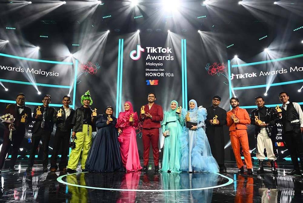 Kesemua pemenang Anugerah Tiktok Malaysia 2023 yang bertempat di MITEC pada Ahad. FOTO: Instagram @TV3Malaysia.