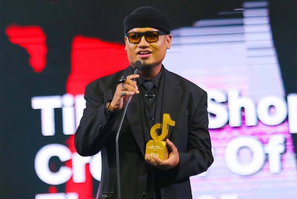 Anas Zahrin yang memenangi Anugerah Tiktok Malaysia 2023 bagi kategori Tiktok Shop Creator of The Year di Pusat Pameran dan Perdagangan Antarabangsa Malaysia (MITEC), Kuala Lumpur pada Ahad. FOTO: Instagram @TV3Malaysia.