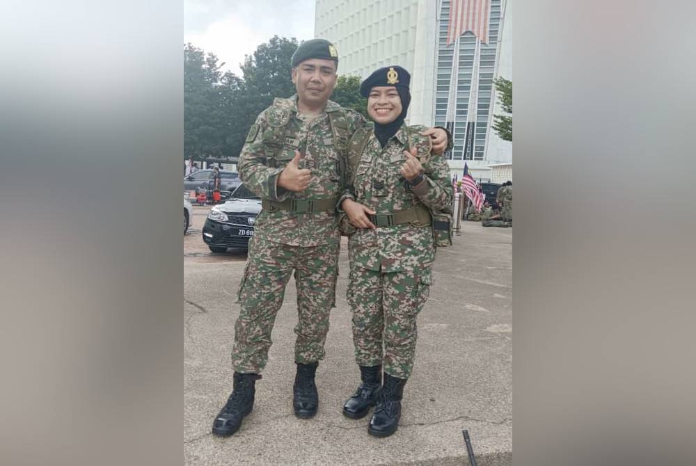 Noor Azlina (kanan) bersama suaminya yang juga merupakan seorang anggota tentera.