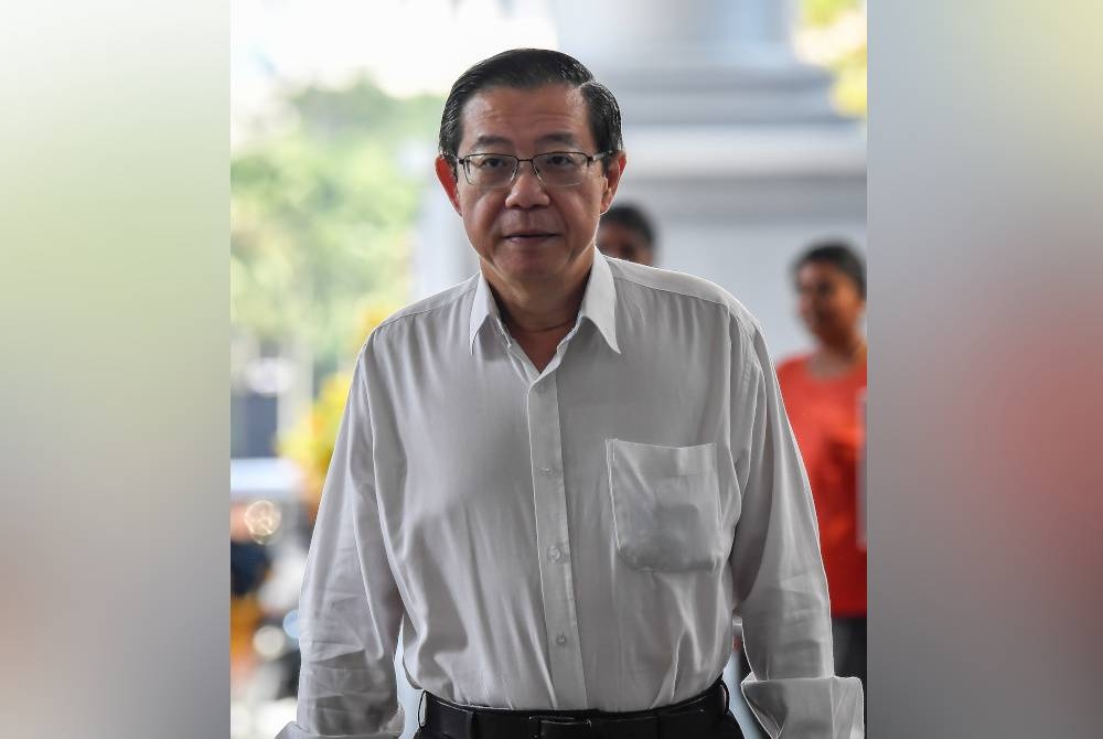 Guan Eng (tengah) hadir di Mahkamah Sesyen hari ini bagi sambung perbicaraan kes rasuahnya membabitkan empat pertuduhan membabitkan pembinaan terowong dasar laut dan projek pembinaan jalan utama di Pulau Pinang, bernilai RM6.3 bilion. - Foto Bernama