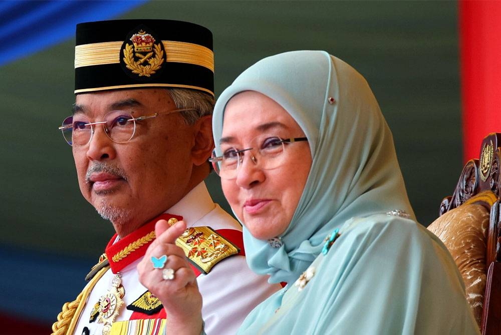 Al-Sultan Abdullah dan Tunku Azizah.