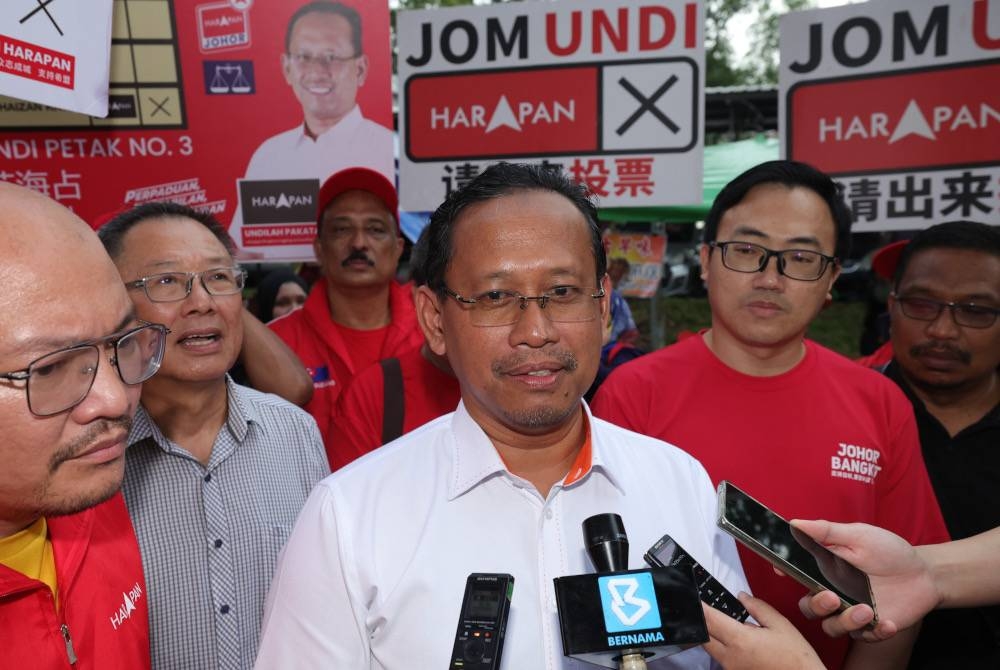 Suhaizan ketika bertemu para pengamal media ketika berkempen bagi Pilihan Raya Kecil Parlimen Pulai di Pasar Malam Taman Sutera hari ini. - Foto Bernama