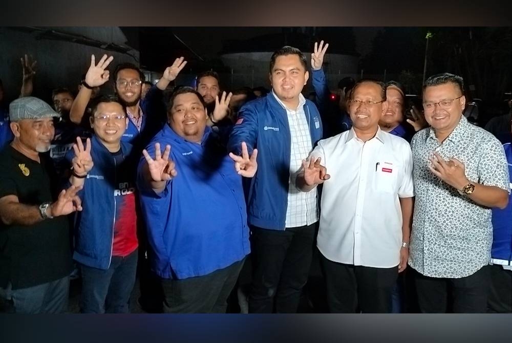 Dr Muhamad Akmal (tiga dari kanan) dan Suhaizan ( dua dari kanan) pada program santai di Medan Selera Taman Cempaka di Kempas pada Isnin.