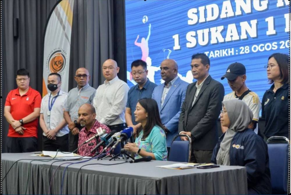 Hannah (duduk, tengah) ketika sidang akhbar pelancaran Inisiatif 1Sukan 1Fasiliti di ISN, Bukit Jalil pada Isnin.