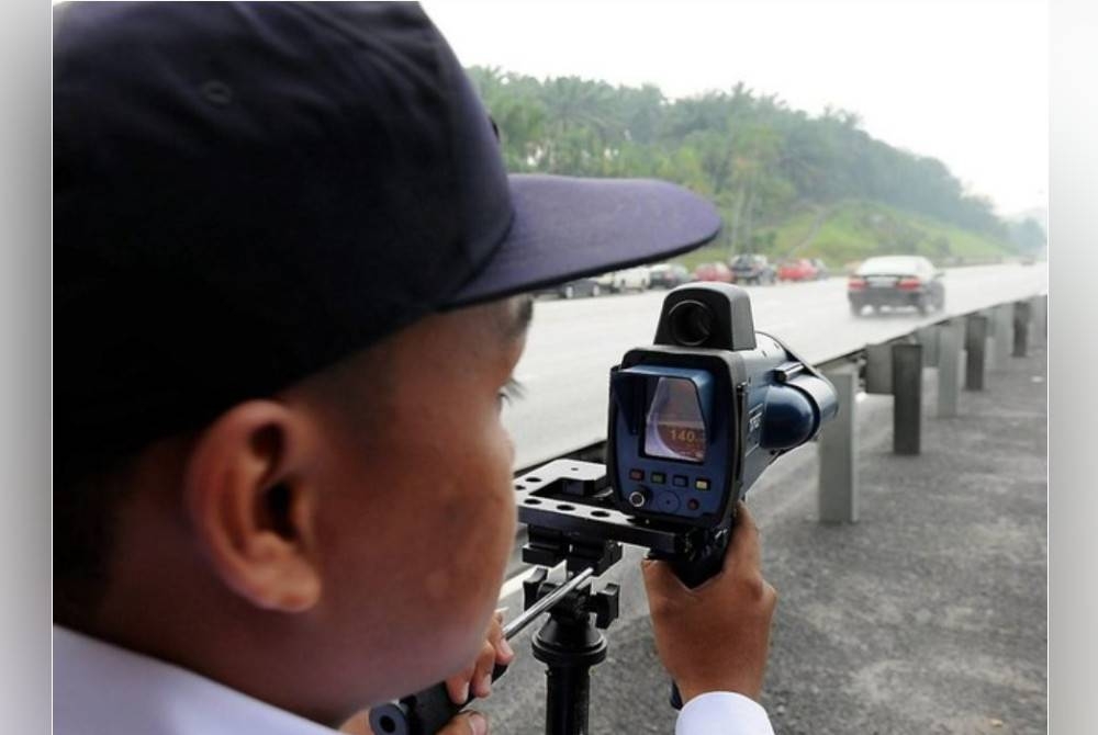 PDRM kini melaksanakan operasi saman tembak laju atau saman ekor di seluruh negara - Foto Bernama