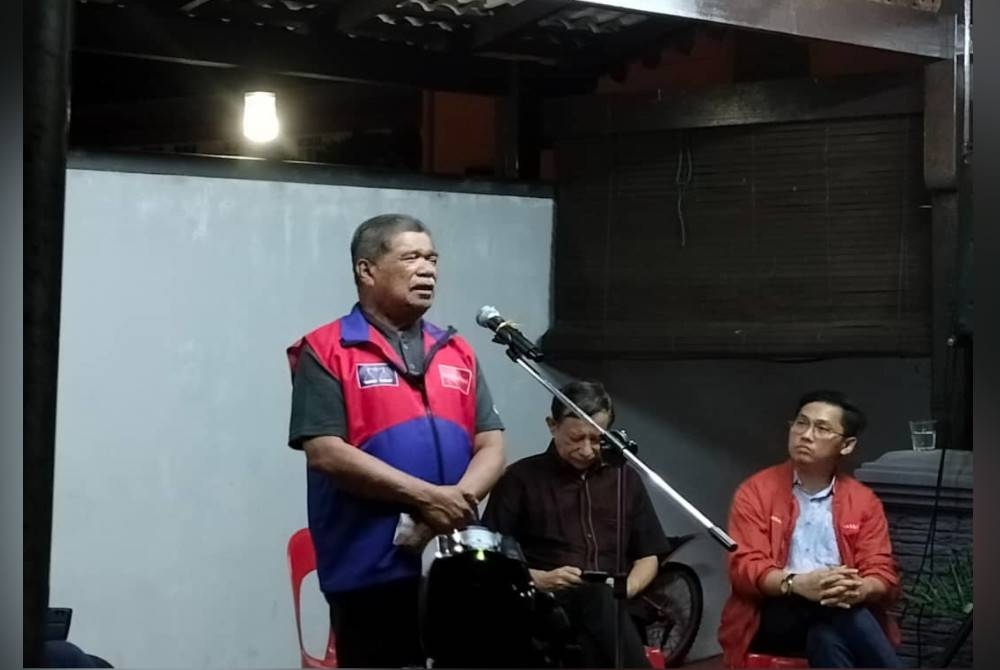 Mat Sabu semasa berucap dalam Ceramah Khas Membongkar Pembohongan Hadi Awang di Taman Sri Kaseh, Muar pada malam Isnin.