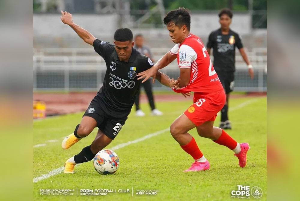 Antara aksi menarik perlawanan berintensiti tinggi Liga Super, Penang menentang PDRM di Stadium Majlis Bandaraya Petaling Jaya. - Foto PDRM Football Club