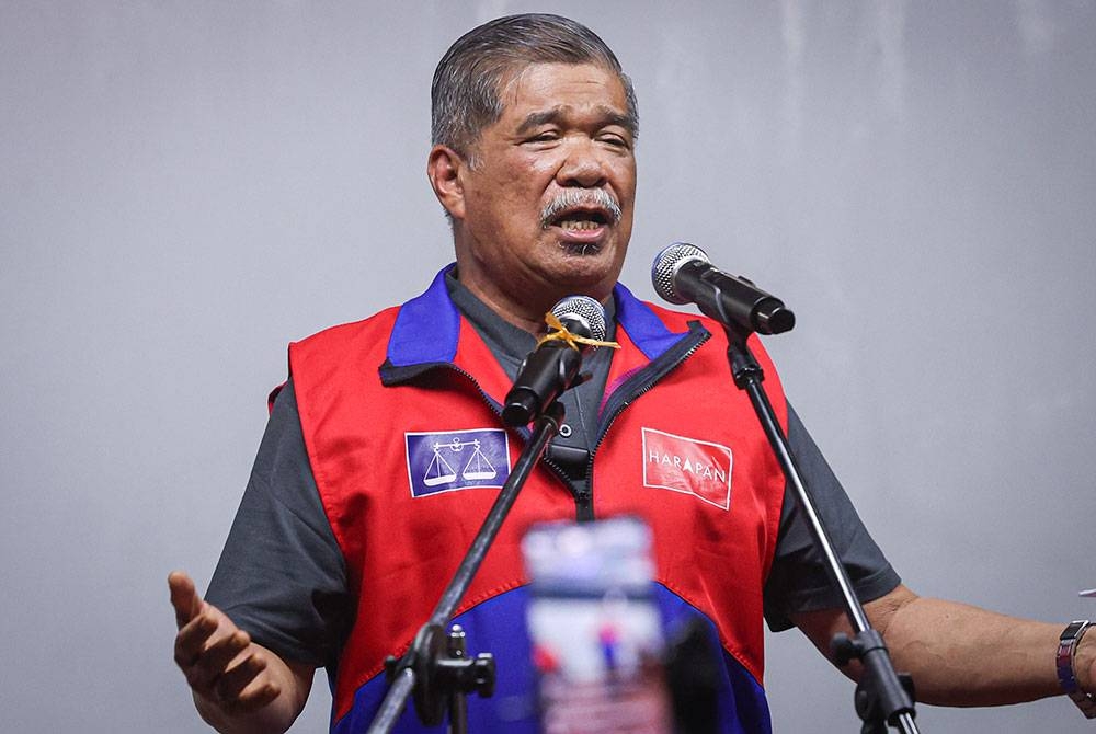 Mohamad Sabu berucap pada Ceramah Kelompok Khas pengundi Simpang Jeram bersama Pemimpin Perpaduan sempena PRK DUN Simpang Jeram di Taman Sri Kasih. - Foto Bernama