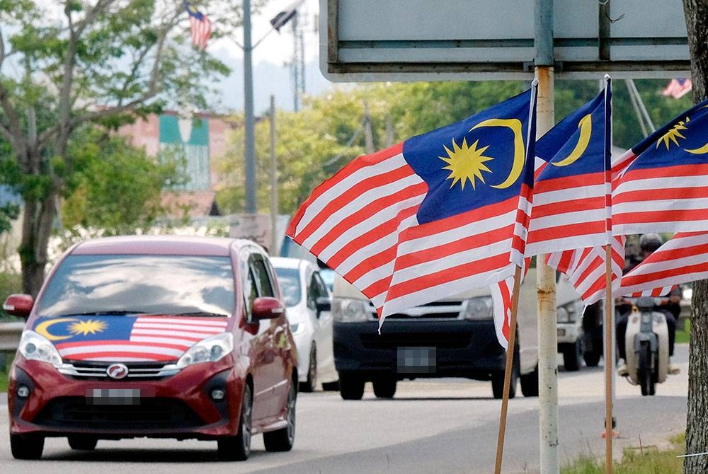 Jalur Gemilang terus berkibar menjelang sambutan Hari Kebangsaan ke-66 pada 31 Ogos ini dengan tema Tekad Perpaduan Penuhi Harapan. - Gambar hiasan