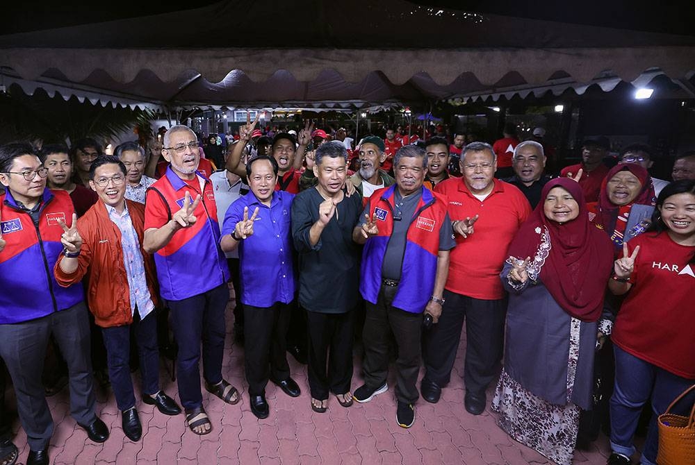 Ahmad (empat dari kiri) bersama Mohamad (empat dari kanan), calon Pakatan Harapan (PH) bagi PRK DUN Simpang Jeram, Nazri Abdul Rahman (tengah) ketika Ceramah Khas Membongkar Pembohongan Hadi Awang di Taman Sri Kaseh pada malam Isnin. - Foto Bernama