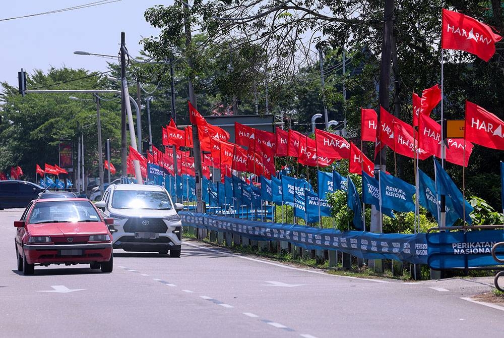 Parti yang bertanding mula memasang bendera berhampiran Jalan Persimpangan Bakri bagi memeriahkan lagi suasana PRK DUN Simpang Jeram. - Foto Bernama