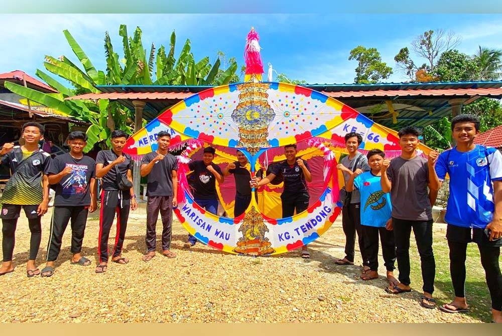 Sekumpulan anak muda di Kampung Gaung, Tendong, Pasir Mas menunjukkan wau puyuh gergasi setinggi tiga meter.