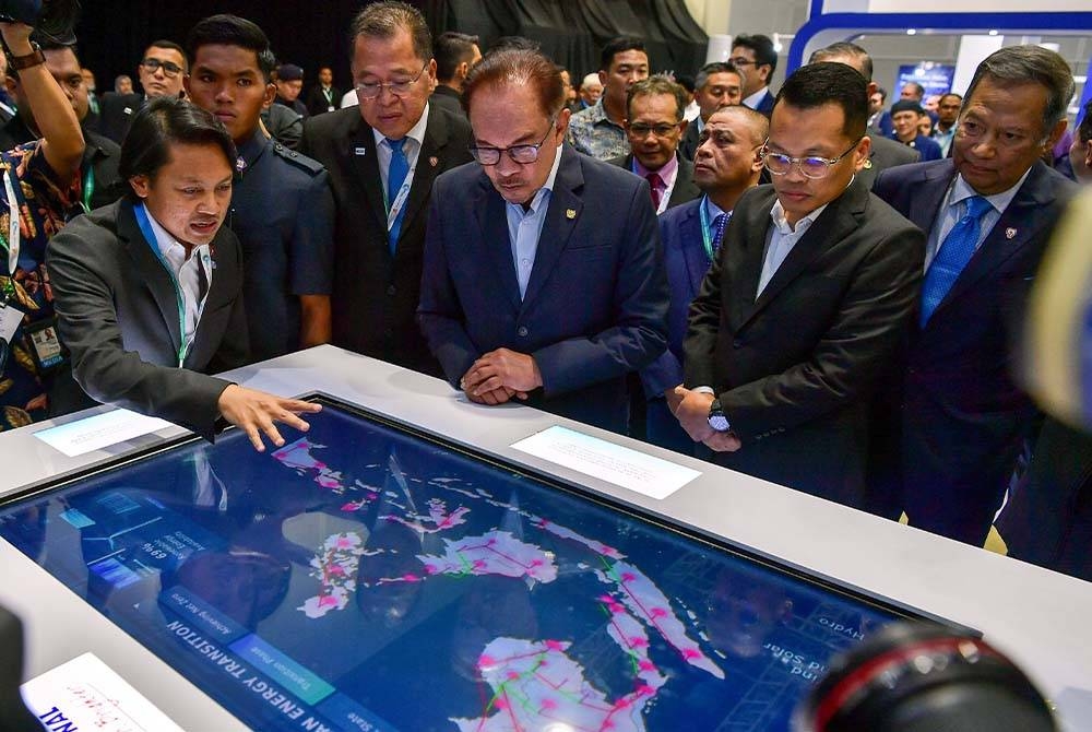 Anwar (tengah) melawat pameran pada pelancaran fasa kedua Pelan Hala Tuju Peralihan Tenaga Nasional (NETR) di Pusat Konvensyen Kuala hari ini. - Foto Bernama