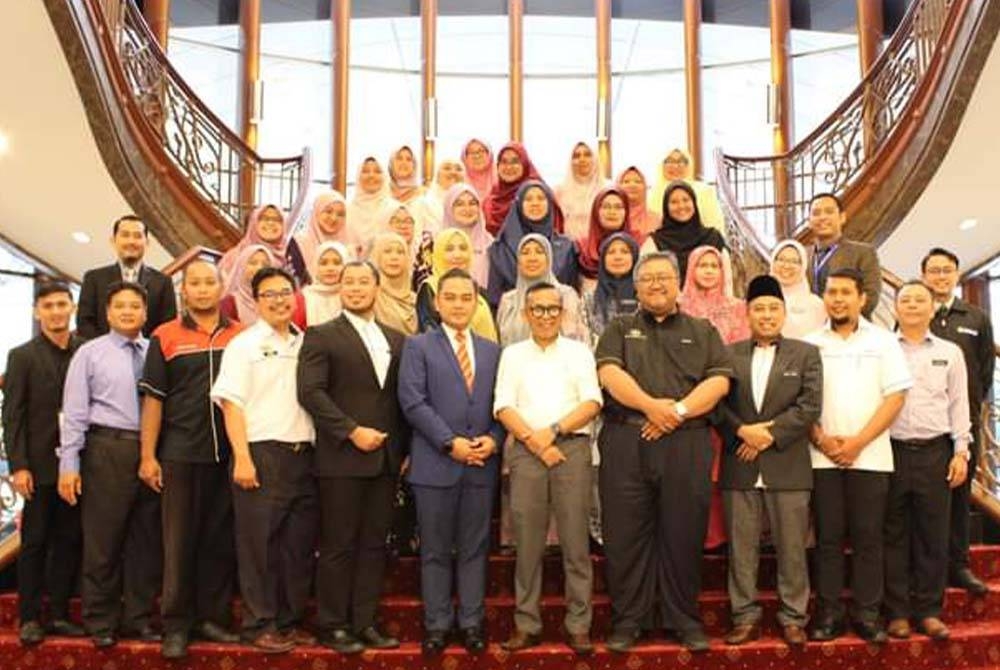 Jabatan Pengurusan Pendidikan LZS bersama peserta selepas berakhir taklimat program PROSAZ kepada JPNS, pegawai pejabat pendidikan daerah dan guru-guru PROSAZ, Selangor.