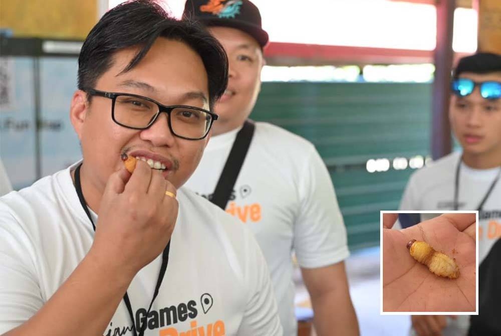 Eron menikmati keenakan butod dalam cabaran makan butod di Rumah Kebudayaan Koisaan, Penampang pada program Program Asian Games Nation Drive anjuran Proton. Gambar kecil: butod