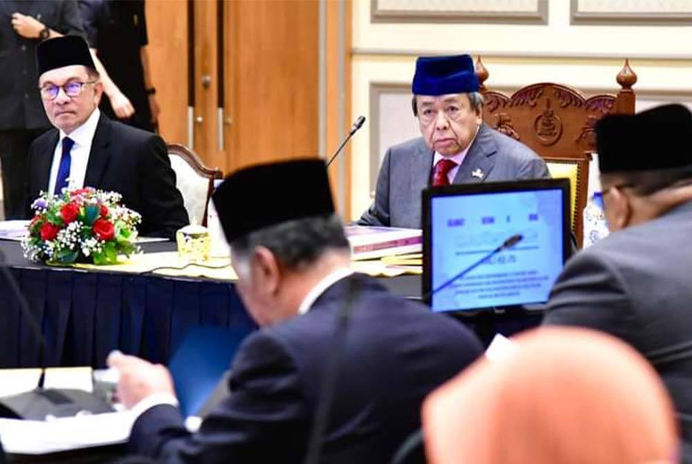 Sultan Sharafuddin Idris Shah ketika mempengerusikan mesyuarat Majlis Kebangsaan Bagi Hal Ehwal Agam Islam Malaysia Kali Ke-70 di Dewan Syarahan dan Muzakarah Islam Shah Alam, Masjid Sultan Salahuddin Abdul Aziz Shah, Shah Alam.