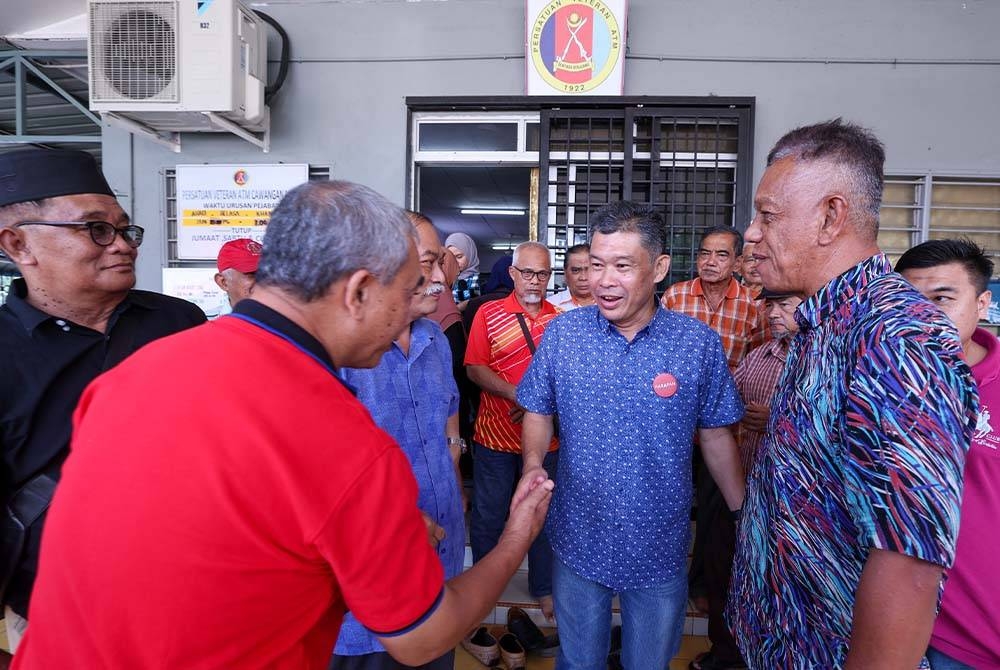 Nazri (tengah) beramah mesra dengan veteran Angkatan Tentera Malaysia yang hadir pada Program Sembang Santai di Pejabat Veteran Angkatan Tentera Malaysia Cawangan Muar pada Ahad. - Foto Bernama