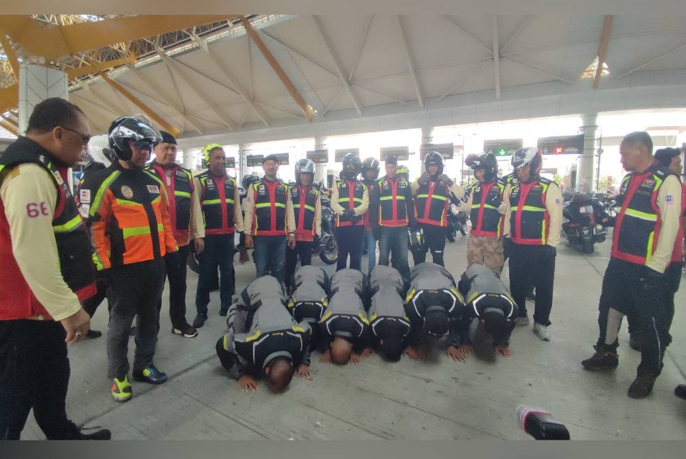 Peserta EWK66 melakukan sujud syukur selepas tiba di tanah air dengan disambut peserta KM66 di Kompleks ICQS Bukit Kayu Hitam pada Selasa.