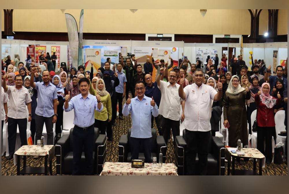 Ahmad Fuad (tengah) bersama sebahagian peserta yang hadir program Mini Business In-Transformation Expo (Mini BITe) 2023 di Langkawi.