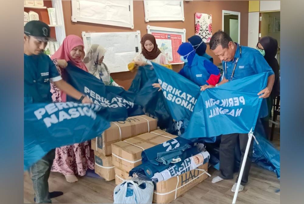 Zulkifli (depan) membantu jentera parti melakukan persiapan dalam Program Ramah Mesra Bersama Jentera Pusat Daerah Mengundi Bukit Indah, Johor Bahru pada Selasa.