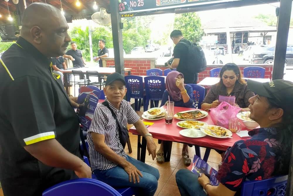 Samsudin bertemu orang ramai semasa berkempen di sebuah restoran di Kempas, Johor Bahru pada Selasa.