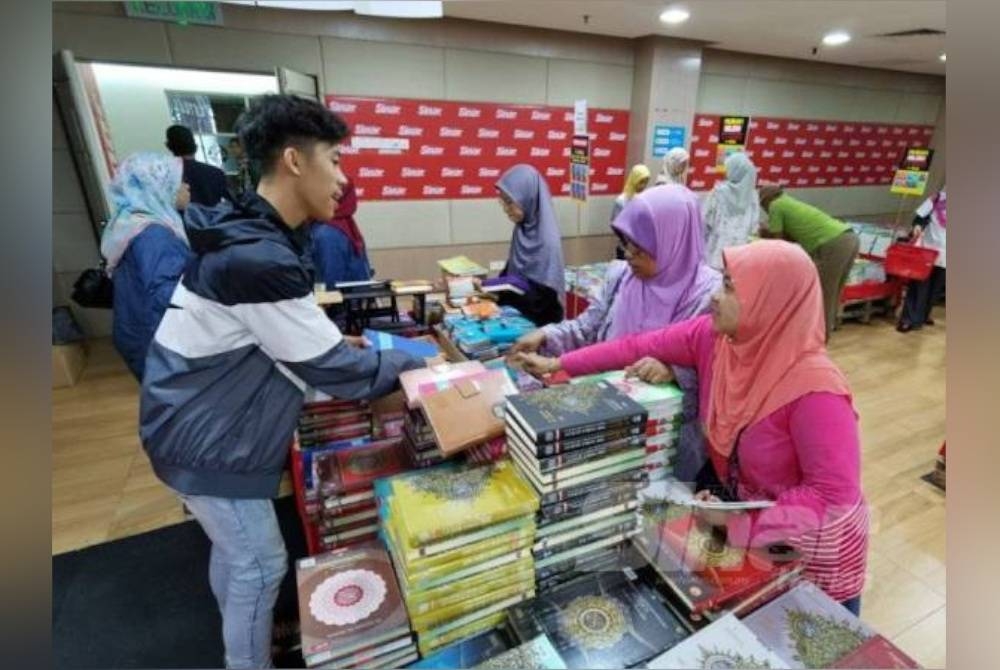 Al-Quran antara naskhah yang sentiasa mendapat sambutan hangat daripada pengunjung Jualan Gudang Karangkraf.