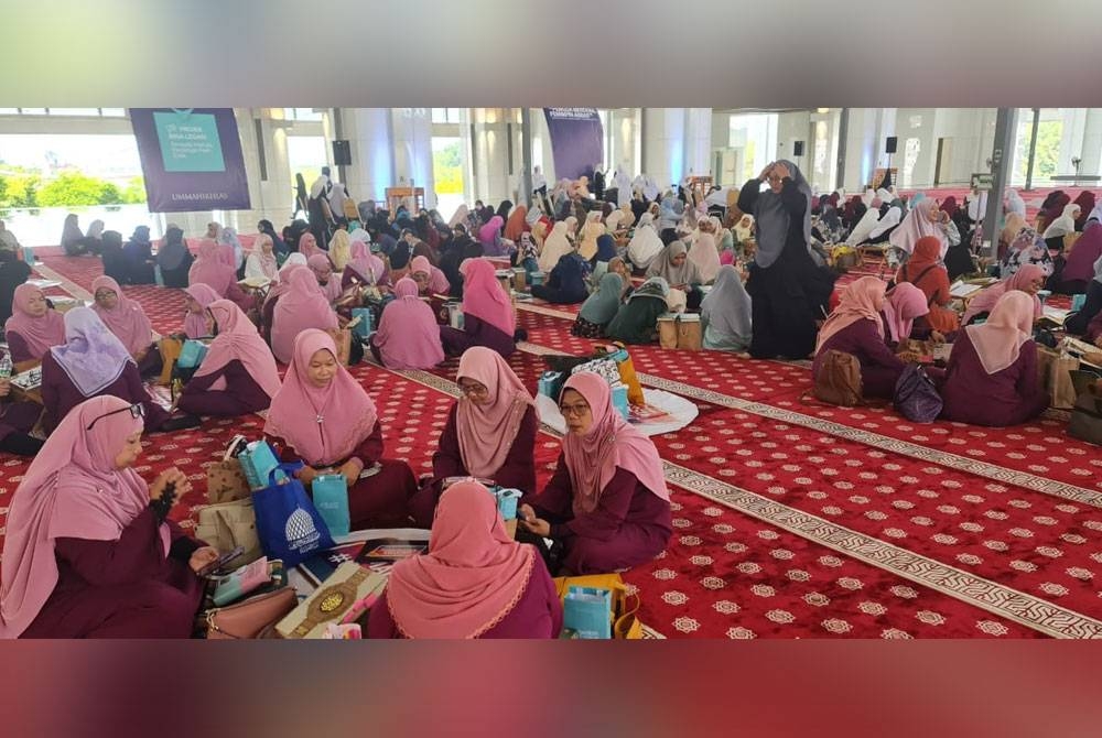 Orang ramai mula membanjiri Masjid Tuanku Mizan Zainal Abidin yang menjadi lokasi perdana penganjuran Malaysia #QuranHour yang dijangka bermula jam 12 hingga 1 tengah hari ini.