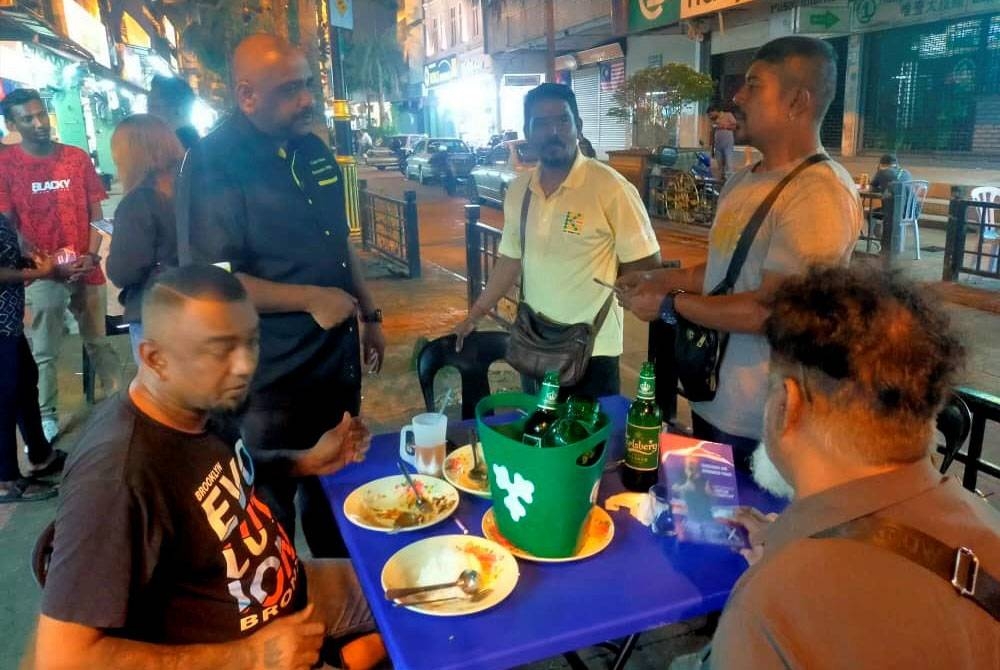 Samsudin bertemu orang ramai semasa berkempen di sebuah restoran di Kempas, Johor Bahru, pada rmalam Selasa