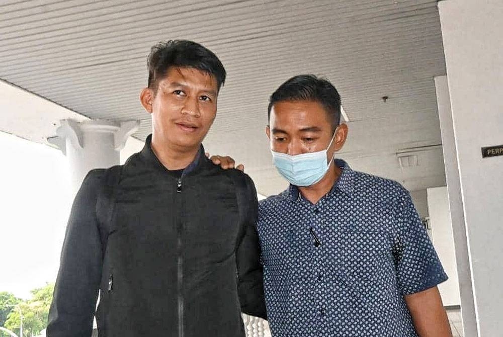 Muhammad Anuar (kanan) ketika dibawa keluar oleh kakitangan SPRM dari Mahkamah Sesyen di sini, pada Rabu.