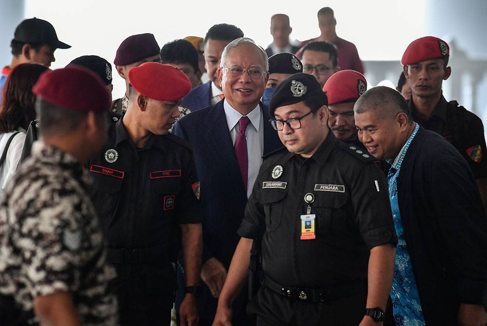 Najib (tengah) hadir di Kompleks Mahkamah Kuala Lumpur bagi perbicaraan kes yang dihadapinya berhubung 1MDB. - Foto Bernama