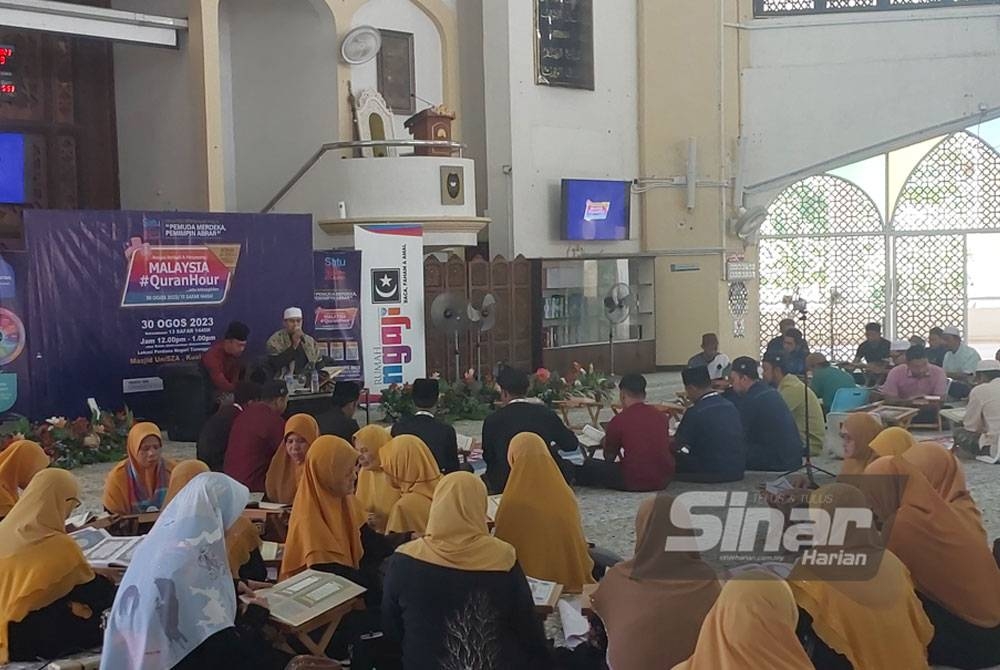 Hampir 200 peserta di Masjid Universiti Sultan Zainal Abidin (UniSZA) sejak 11 pagi
untuk menyertai Malaysia #QuranHour di Terengganu.