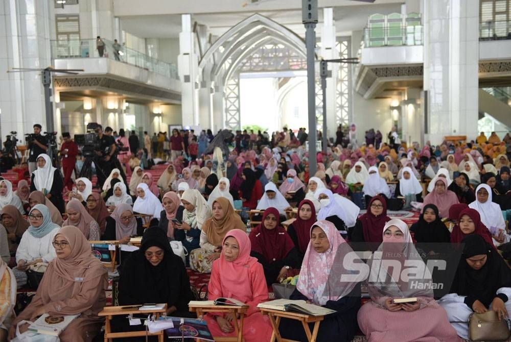 Antara peserta yang menyertai program Malaysia #QuranHour di Masjid Tuanku Mizan Zainal Abidin, Putrajaya. - FOTO SINAR HARIAN/ASRIL ASWANDI SHUKOR.