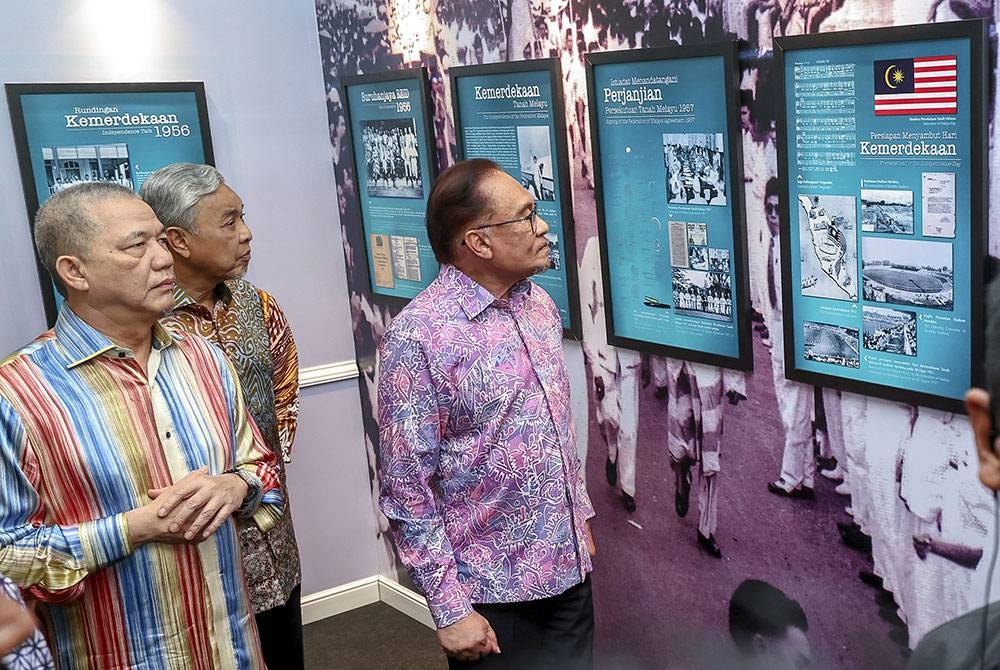 Anwar (tengah) ketika melawat reruai pameran Kemerdekaan bersama Ahmad Zahid (dua, kiri) dan Fadillah (kiri) pada majlis Amanat Perdana Hari Kebangsaan di PICC pada Rabu. - Foto Bernama