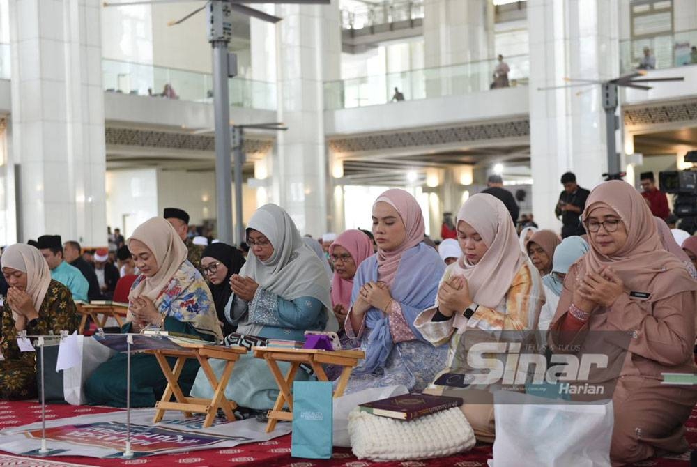 Hakimah (kanan) semasa menyertai program Malaysia #QuranHour di Masjid Tuanku Mizan Zainal Abidin pada Rabu.