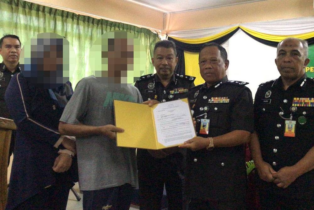 Zawari menyampaikan surat kepada salah seorang banduan yang akan menjalani OBB pada program PBSL sempena sambutan Hari Kebangsaan ke-66 di Penjara Taiping.