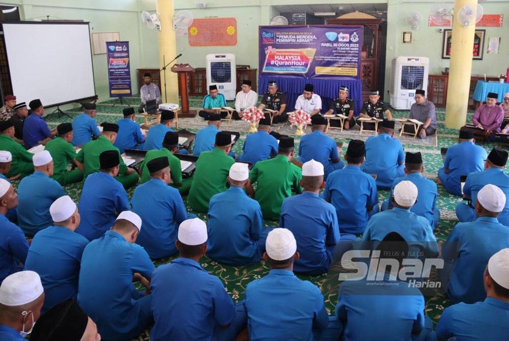 Penghuni Penjara Penor bersama-sama membaca Surah Al-Insan dipimpin Muhammad Izzan (barisan hadapan, empat dari kiri) pada program Malaysia#QuranHour peringkat negeri Pahang pada Rabu.