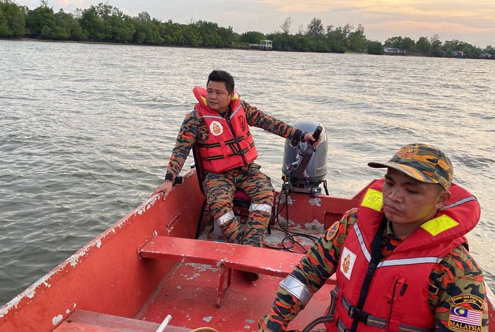 Anggota bomba melakukan operasi SAR bagi mencari mangsa yang dikhuatiri lemas di kawasan kuala sungai Kampung Serusup, Tuaran.