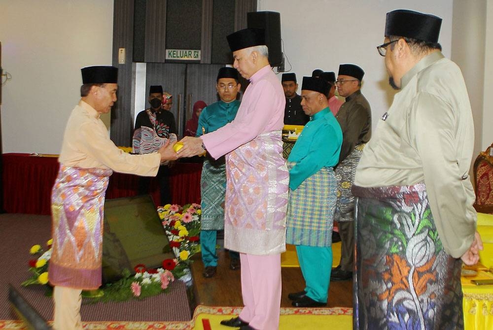 Sultan Nazrin menyempurnakan Penyerahan Watikah Ahli MPM Negeri Perak kepada Mohd Annuar di Dewan Al-Ghazali, Kompleks Islam Darul Ridzuan, Ipoh pada Rabu.